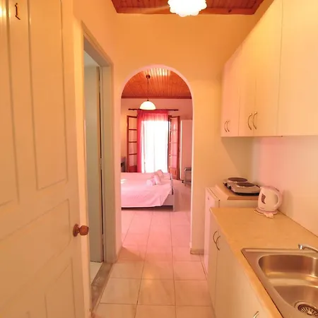 Acharavi Garden מלון 3*