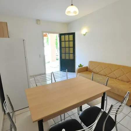 מלון Acharavi Garden 3*