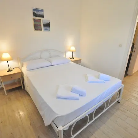 מלון Acharavi Garden 3*