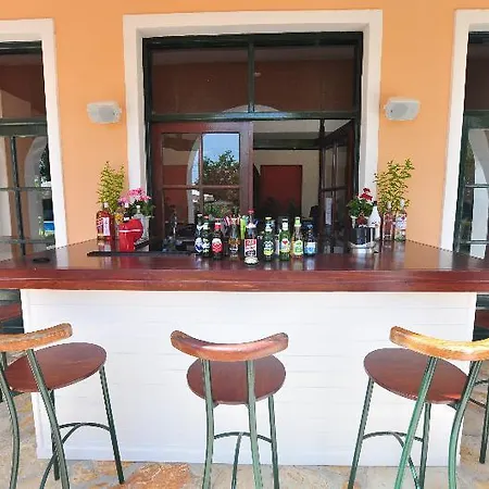 Acharavi Garden מלון 3*