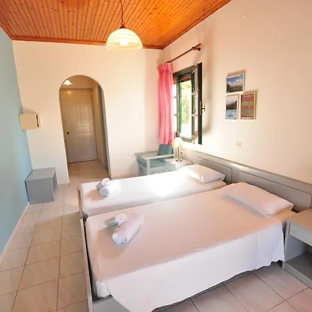 Acharavi Garden מלון 3*