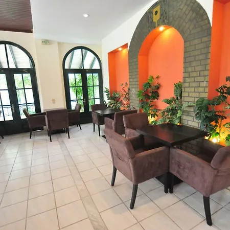 Acharavi Garden מלון 3*