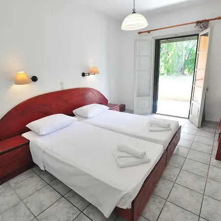 Acharavi Garden מלון 3*